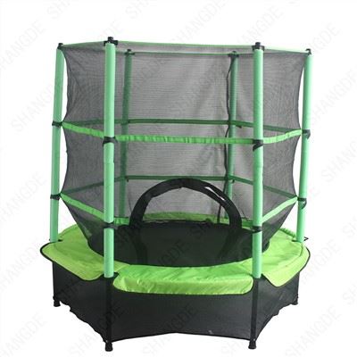 4,5-stopowa trampolina dla dzieci i ogrodzenie